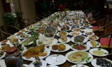 Bàn đại tiệc trăm món bằng đá quý giá gần 10 tỷ đồng