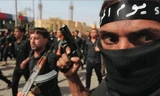 Phiến quân IS ở thành phố Raqqa, Syria. Ảnh: Reuters.