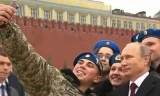 Tổng thống Nga Vladimir Putin chụp ảnh selfie cùng các binh sỹ. Ảnh: Mirror.