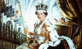 Nữ hoàng Elizabeth II trong lễ đăng quang vào giữa năm 1953, với đầy đủ báu vật thiết yếu gồm Vương miện, Vương trượng và Quả cầu Hoàng gia.