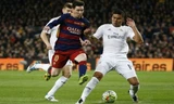 Casemiro (áo trắng) trong pha truy cản Messi. Ảnh: Reuters.