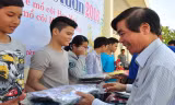 Nhà báo Võ Hồng Tuyến tặng quà cho trẻ.