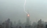 Sét đánh trúng tòa nhà Empire State. Ảnh: RT.