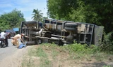 BẢN TIN ATGT: Xe khách chở 20 người lật trên quốc lộ
