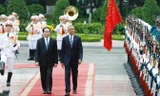 Chủ tịch nước Trần Đại Quang đón Tổng thống Mỹ theo nghi thức cấp nhà nước. Ảnh: Hồng Vĩnh.