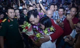 Khoảnh khắc xúc động khi Xuân Vinh ôm người vợ hiền ra đón anh trong ngày "vinh quy bái tổ".