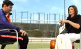 Messi tặng đôi giày cho người dẫn chương trình Mona El-Sharkawy.