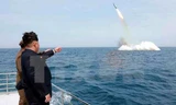 Nhà lãnh đạo Triều Tiên Kim Jong-Un thị sát một vụ phóng thử tên lửa từ tàu ngầm. Nguồn: Reuters/TTXVN.
