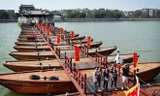 Lạ kỳ cây cầu bắc qua 18 chiếc thuyền ở Trung Quốc