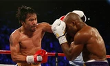 Bradley hai lần ngã vì dính những cú ra đòn uy lực của Pacquiao. Ảnh: AFP.