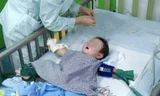 Bé Khang trong tình trạng nguy hiểm khi đến cấp cứu tại bệnh viện. Ảnh: Xinhuanet.