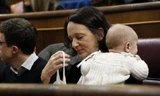 Nữ nghị sỹ Tây Ban Nha Carolina Bescansa và con trai 5 tháng tuổi tại quốc hội. Ảnh: EPA.