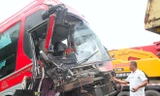 BẢN TIN ATGT: Hai ôtô nát đầu sau cú va chạm kinh hoàng