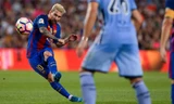 Một trong hai bàn của Messi đến từ cú sút phạt trực tiếp. Ảnh: Reuters.