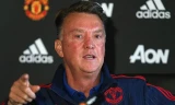 Người hâm mộ ngán đến tận cổ Van Gaal, nhưng ông vẫn tại vị.