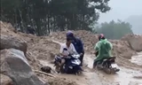 Sạt lở núi ở Quảng Ngãi, uy hiếp nhiều người đi đường