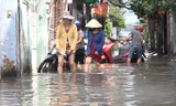 Trời nắng, con hẻm ở Sài Gòn vẫn ngập sâu trong nước