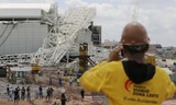Cần cẩu rơi sập sân khai mạc World Cup, hai người chết