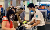 Ngày cuối nghỉ lễ, sân bay Nội Bài và Tân Sơn Nhất đông kín khách