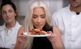 Kim Kardashian bị dân mạng "ném đá" vì giả vờ ăn thật trân trong quảng cáo thịt chay
