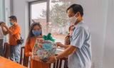 Thăm và tặng quà cho 16 sinh viên “mắc kẹt” tại KTX ĐH Lạc Hồng 