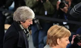 Thủ tướng Anh Theresa May (trái) và Thủ tướng Đức Angela Merkel trong một sự kiện ngày 11/12. Ảnh: Bloomberg