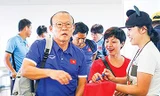 Chỉ mất 3,5 giờ bay, thày trò HLV Park Hang Seo vui vẻ và mạnh khỏe trở về trong vòng vây người hâm mộ, chuẩn bị cho trận lượt về ngày 6/12 tới. Ảnh: HỮU PHẠM