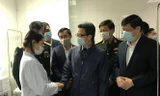 Phó Thủ tướng Vũ Đức Đam thăm người tình nguyện tiêm vắc-xin ngừa COVID-19 Ảnh: Thái Hà
