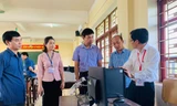 Ông Mai Văn Trinh (áo trắng) kiểm tra khu vực chấm thi tại Hội đồng thi Thanh Hóa năm 2019