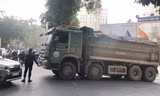 Thay vì “Giấy phép đặc biệt” hơn 100 xe tải tại công trình 43 Hai Bà Trưng đang sử dụng văn bản chấp thuận để qua các chốt Thanh tra, CSGT