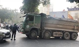 Thay vì “Giấy phép đặc biệt” hơn 100 xe tải tại công trình 43 Hai Bà Trưng đang sử dụng văn bản chấp thuận để qua các chốt Thanh tra, CSGT