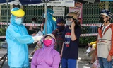 Người dân và tiểu thương chợ Nại Hiên Đông (quận Sơn Trà, TP Đà Nẵng) được lấy mẫu xét nghiệm ngay ở chợ.Ảnh: Nguyễn Thành