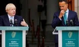 Thủ tướng Anh Boris Johnson (trái) phát biểu cùng Thủ tướng Ireland Leo Varadkar tại Dublin ngày 9/9. Ảnh: Reuters