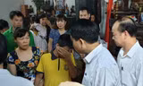 Chủ tịch UBND thành phố Hà Nội Nguyễn Ðức Chung thăm, động viên, chia buồn với gia đình, người thân của chị Hà. Ảnh: VH