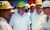 Phó Chủ tịch Hội đồng Bộ trưởng Đỗ Mười (bìa trái) và Tổng công trình sư Bogachenko (thứ 2 phải sang) trên công trình Thủy điện Hòa Bình
