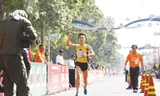 Đỗ Quốc Luật băng về đích đầu tiên cự ly 10km tại Tiền Phong Marathon năm 2018. Ảnh: NHƯ Ý