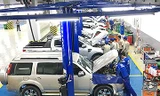Công nhân một doanh nghiệp FDI đang kiểm tra kỹ thuật xe