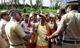Cảnh sát ngăn chặn những tín đồ Hồi giáo tấn công phụ nữ vào đền Sabarimala. Ảnh: Getty Images.