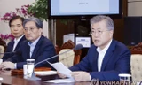 Tổng thống Hàn Quốc Moon Jae-in tại cuộc họp với các trợ lý và thư ký ngày 11/2 tại Nhà Xanh. Ảnh: Yonhap