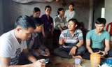 Nhiều người đến chia buồn với gia đình anh Vương