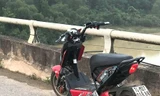 Xe máy điện của nạn nhân bỏ lại trên cầu Cam Tuyền