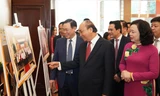 Thủ tướng Nguyễn Xuân Phúc và lãnh đạo thành phố Hà Nội thăm triển lãm ảnh về phong trào thi đua yêu nước thành phố Hà Nội
