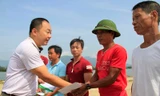 Ông Ngô Tuấn Toàn, đại diện lãnh đạo Cty Cổ phần Tập đoàn Phúc Sơn trao quà cho ngư dân bị hư hại tàu cá. Ảnh: Trường Phong