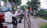 Hà Nội xén vỉa hè, dải phân cách đường Láng dịp sát Tết