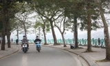 Vỉa hè sát hồ Tây thoáng đãng trở lại