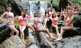 Thí sinh hoa hậu mặc bikini tạo dáng bên suối