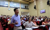 Một cử tri phát biểu tại hội nghị.