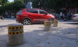 Hà Nội: Đặt trụ đá ngăn ô tô 'cày xới' vỉa hè lát đá