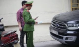 Phát loa, gọi điện thoại yêu cầu xe ô tô trả lại vỉa hè ở Hà Nội