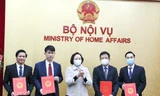 Bộ trưởng Bộ Nội vụ Phạm Thị Thanh Trà trao các quyết định bổ nhiệm cán bộ